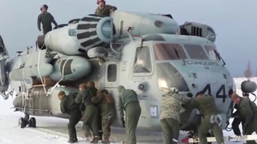 风雨无阻！实拍美军士兵冒雪卸装CH-53重型直升机