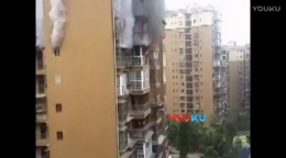 四川达州某小区一栋楼突发大火 浓烟滚滚火苗喷出