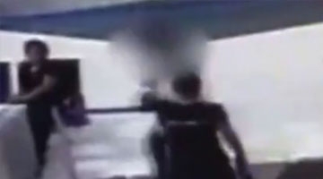 监拍男子赶高铁钻入安检仪 最后发现买错了票