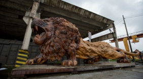 男子雕楠木巨狮300万不肯卖 沉睡5年变“睡狮”