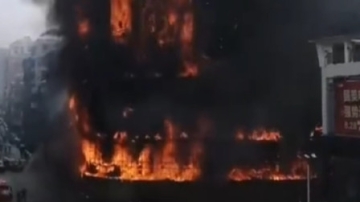 实拍：清远一商场突发大火 整栋楼被笼罩在火光中