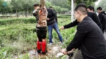 新郎结婚被“铁哥们”绑树上 遭泼酱油撒面粉