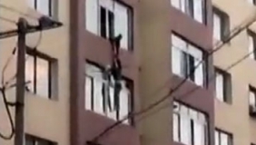 丈夫抓住悬在窗外妻子 失去力气后放手妻子坠亡