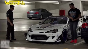 作死小伙冒充警察胡扯恶搞豪车司机 被识破惨遭暴打