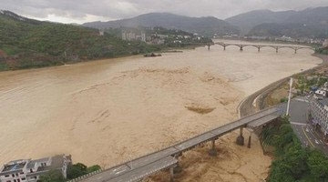 实拍福州泥石流席卷而下 台风致次生灾害频发