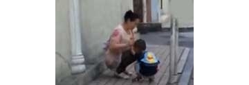 【拍客】实拍殘忍的母親当街暴踢小孩子