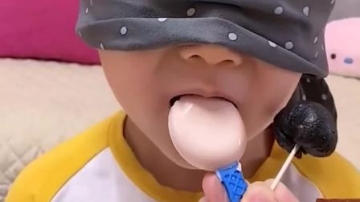 亲子游戏：蒙着眼的萌娃能否闻出自己想要的棒棒糖吗