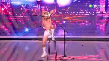 牛人用羽毛球拍“穿越”身体，这绝活真不是一般人能做到的！