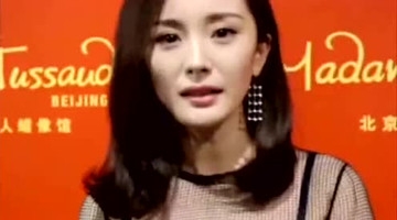 杨幂假装蜡像恶搞游客，得逞之后尴尬的笑了