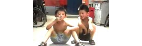 【拍客】工地抽烟男童 留守儿童劣习谁之过