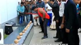 大哥徒手劈椰子速度好快，一分钟能劈五十个，牛人