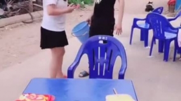 小哥恶搞媳妇，不料接下来却是悲剧，真狠心！