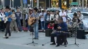 高手在民间, 大叔一把二胡《铁血丹心》惊艳四座!