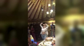 美女在酒桌上即兴舞蹈 惊艳全场