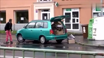 哈哈，小偷竟然当着车主的面偷轮胎，简直是作死啊