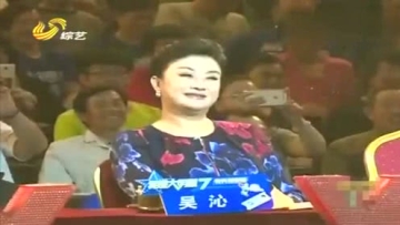 农村大爷手臂碎酒瓶秀绝活，主持人亲自示范嗷嗷叫，牛人！