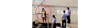 【拍客】女子大闹车站安检 叫嚣我爸是村长