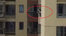 家长们长点心！女童翻出43楼窗外身体挂在半空