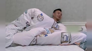 王一博这起床气简直太爱了！奶里奶气的噘嘴眯眼睛，素颜的耶啵我可以！