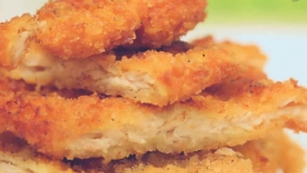 街边的大鸡排居然是用肉胶合成的 你还敢吃吗