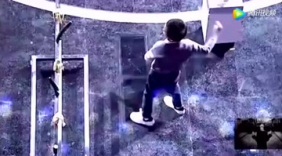 原来扑克真可以当暗器！这小孩子太牛了，大写的服！