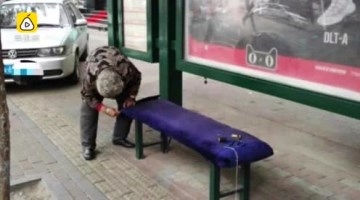 暖心！8旬奶奶做棉垫 为公交站座椅"穿衣"