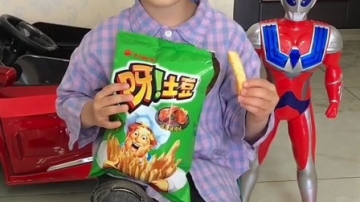 搞笑萌娃：小孩子不穿鞋会受伤哦