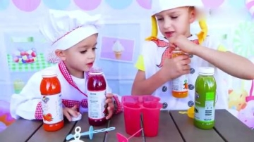 可爱小萝莉：妈妈被晒的发烫萌娃马上做冰激凌送给妈妈小可爱真是有孝心呢