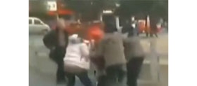 【拍客】实拍女孩向母亲要钱不成 联合两人当街殴打母亲