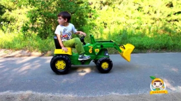 萌娃乐园  警察的摩托车轮子被卡  小正太开着铲车来帮忙