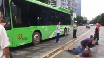 监拍：柳州一女子横过马路 被公交车撞倒身亡