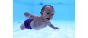 【拍客】婴儿潜水的反应 萌萌哒啊有木有