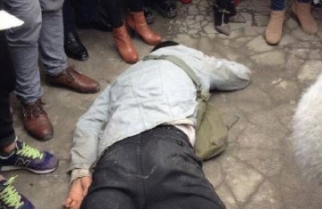 【拍客】四川郫县：小贩当街遭打 城管挥棒“啪啪啪”