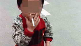 实拍三岁男童叼烟拦车乞讨 其父拒绝救助不肯工作