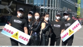 北京街头惊现美女特工 唱响雾霾版《甩葱歌》