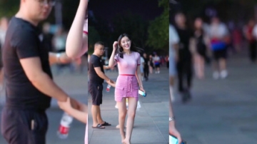街拍美女：这个小姐姐是空姐吧，笑起来不是一般的迷人