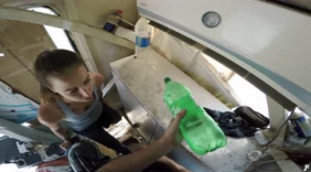 小伙领着女友爬起重机，在上边玩自拍，太高了