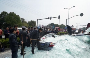 【拍客】货车所载玻璃散落 压扁后方轿车致3死2伤