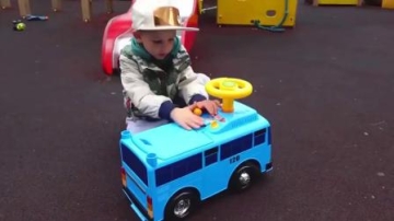 萌娃小可爱的玩具车可真是调皮呢！这家伙真贪玩，还老是闯祸，真是不省心！