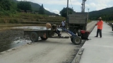 “高手在民间”这话一点不假，山东大哥拖拉机踩得稳稳的