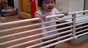 萌宝宝听到音乐，就搖动身体跳舞，真可爱！