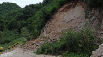 现场实拍惊险一幕！甘肃陇南山体滑坡，巨石如瀑布般倾泻而下