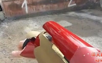 【拍客】牛人自制钢铁侠手臂 可装载发射”小导弹”