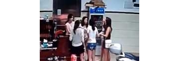 【拍客】实拍4女子暴力围殴服务员