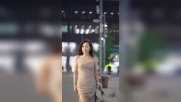 美女街拍：风情万种，妩媚动人！