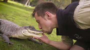 国外男子养鳄鱼当宠物 