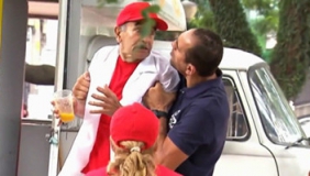 男子恶搞路人品尝用脚鲜榨的果汁，惨被丢进人工榨汁机