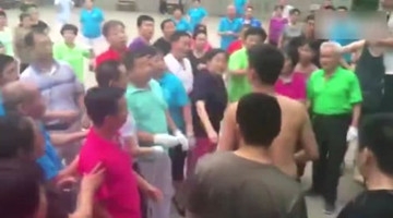 小伙与广场舞大妈大爷争球场 寡不敌众遭暴打