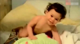 小家伙跟爸爸吵架 姿势好认真 太可爱啦