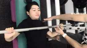 健身型男指导美女主播如何练胸